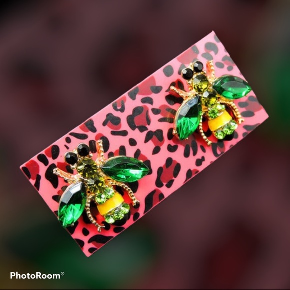 NWT Betsey Johnson Earrings Bee Green LAST pair - Picture 2 of 5